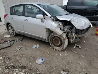 2007 Nissan Versa SL z VIN 3N1BC13E07L376632, wystawiony jako Copart lot #59384975 z przebiegiem Nie podano mil oraz Nie do naprawy • Non repairable. Historia ofert i sprzedaży dostępna na DreamBid. Obrazek 4.