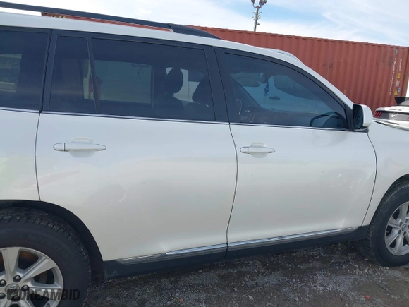2011 Toyota Highlander with VIN 5TDBK3EH5BS064196, listed as a IAAI auction lot 41643416 with 157,112 mi miles. Bid and sale history available at carsss.com. Image 13.