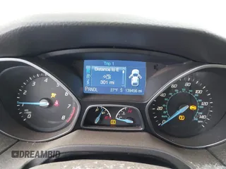 2013 Ford Focus SE z VIN 1FADP3F28DL337355, wystawiony jako IAAI lot #41000947 z przebiegiem 139 456 mil mil oraz . Historia ofert i sprzedaży dostępna na DreamBid. Obrazek 7.