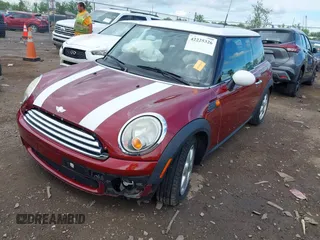 2009 MINI Hardtop z VIN WMWMF33599TW72771, wystawiony jako IAAI lot #42225326 z przebiegiem 94 014 mil mil oraz . Historia ofert i sprzedaży dostępna na DreamBid. Obrazek 2.
