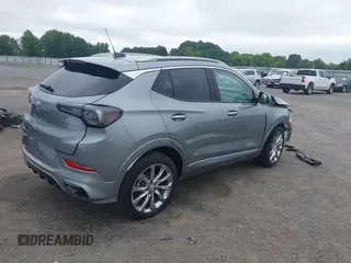 2024 Buick Encore GX Avenir z VIN KL4AMFSL7RB021362, wystawiony jako IAAI lot #42484717 z przebiegiem 5 640 mil mil oraz . Historia ofert i sprzedaży dostępna na DreamBid. Obrazek 4.