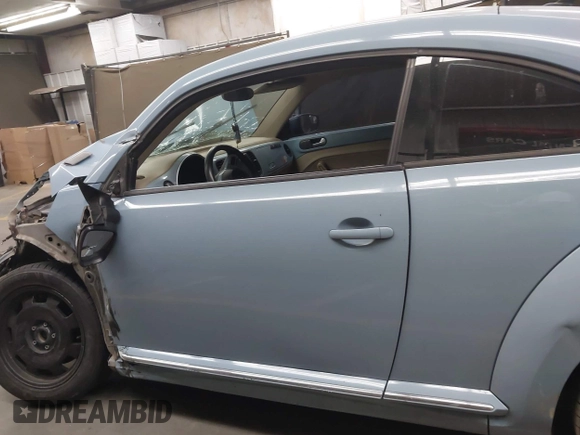 2014 Volkswagen Beetle 1.8T z VIN 3VWJ17AT8EM662235, wystawiony jako IAAI lot #42371906 z przebiegiem 118 173 mil mil oraz . Historia ofert i sprzedaży dostępna na DreamBid. Obrazek 14.