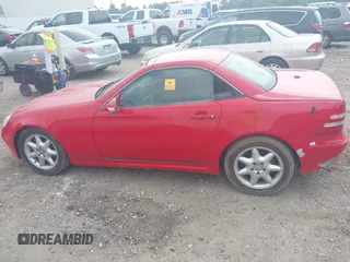 2001 Mercedes-Benz SLK 230/320 z VIN WDBKK65F31F223603, wystawiony jako IAAI lot #42307611 z przebiegiem 136 357 mil mil oraz . Historia ofert i sprzedaży dostępna na DreamBid. Obrazek 14.