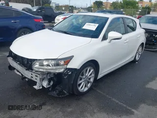 2013 Lexus CT 200h z VIN JTHKD5BH2D2147927, wystawiony jako IAAI lot #42053756 z przebiegiem 160 896 mil mil oraz . Historia ofert i sprzedaży dostępna na DreamBid. Obrazek 2.
