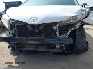 2014 Toyota Sienna XLE z VIN 5TDYK3DC7ES461445, wystawiony jako IAAI lot #42003360 z przebiegiem 153 404 mil mil oraz . Historia ofert i sprzedaży dostępna na DreamBid. Obrazek 6.
