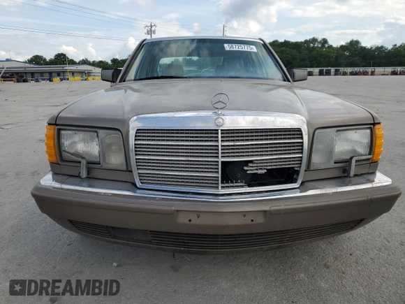 1989 Mercedes-Benz 300 300SE z VIN WDBCA24D1KA433423, wystawiony jako Copart lot #58725775 z przebiegiem 281 775 mil mil oraz Szkoda całkowita • Salvage title. Historia ofert i sprzedaży dostępna na DreamBid. Obrazek 5.