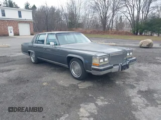 1985 Cadillac Fleetwood z VIN 1G6DW6989F9741010, wystawiony jako IAAI lot #41872467 z przebiegiem 75 417 mil mil oraz . Historia ofert i sprzedaży dostępna na DreamBid. Obrazek 1.