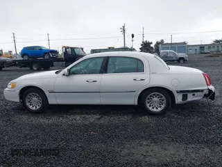 1999 Lincoln Town Car Signature z VIN 1LNFM82W0XY603679, wystawiony jako IAAI lot #41871509 z przebiegiem 109 638 mil mil oraz . Historia ofert i sprzedaży dostępna na DreamBid. Obrazek 14.