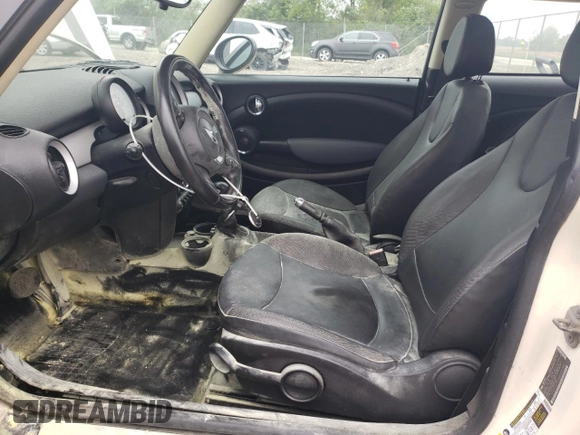 2011 MINI Hardtop z VIN WMWSU3C54BT097885, wystawiony jako Copart lot #55574545 z przebiegiem 133 527 mil mil oraz Szkoda całkowita • Salvage title. Historia ofert i sprzedaży dostępna na DreamBid. Obrazek 7.
