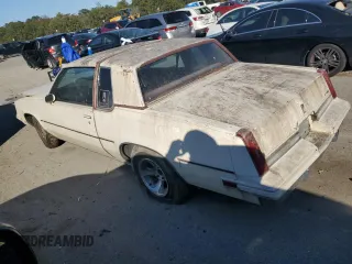 1984 Oldsmobile Cutlass Supreme z VIN 1G3AR47A5EM432583, wystawiony jako Copart lot #82311834 z przebiegiem 39 640 mil mil oraz Czysty tytuł • Clean title. Historia ofert i sprzedaży dostępna na DreamBid. Obrazek 2.