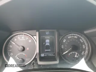 2018 Toyota Tacoma SR5 z VIN 3TMAZ5CN8JM063442, wystawiony jako Copart lot #55141725 z przebiegiem 110 926 mil mil oraz Szkoda całkowita • Salvage title. Historia ofert i sprzedaży dostępna na DreamBid. Obrazek 9.