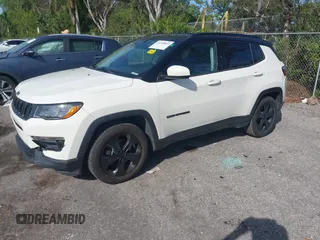 2019 Jeep Compass Latitude z VIN 3C4NJCBB7KT743456, wystawiony jako IAAI lot #41230833 z przebiegiem 125 340 mil mil oraz . Historia ofert i sprzedaży dostępna na DreamBid. Obrazek 17.