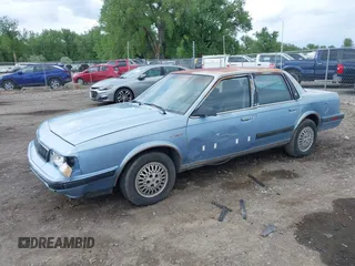 1991 Oldsmobile Cutlass Ciera z VIN 1G3AM54N3M6309525, wystawiony jako IAAI lot #42261904 z przebiegiem 121 774 mil mil oraz . Historia ofert i sprzedaży dostępna na DreamBid. Obrazek 2.