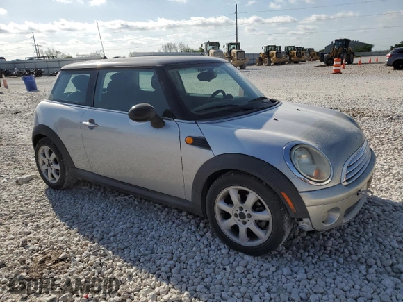 2007 MINI Hardtop z VIN WMWMF33557TL77261, wystawiony jako Copart lot #52651125 z przebiegiem 129 752 mil mil oraz Szkoda całkowita • Salvage title. Historia ofert i sprzedaży dostępna na DreamBid. Obrazek 4.