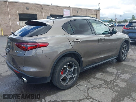 2019 Alfa Romeo Stelvio z VIN ZASPAJAN2K7C48523, wystawiony jako IAAI lot #42246378 z przebiegiem 46 546 mil mil oraz . Historia ofert i sprzedaży dostępna na DreamBid. Obrazek 4.