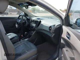 2015 Chevrolet Sonic LTZ z VIN 1G1JE6SB1F4164892, wystawiony jako IAAI lot #42359377 z przebiegiem 104 248 mil mil oraz . Historia ofert i sprzedaży dostępna na DreamBid. Obrazek 5.