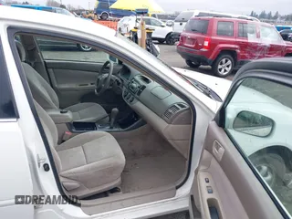 2002 Toyota Camry LE z VIN 4T1BE32K52U081479, wystawiony jako IAAI lot #41344104 z przebiegiem 243 950 mil mil oraz . Historia ofert i sprzedaży dostępna na DreamBid. Obrazek 5.