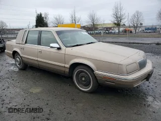 1992 Chrysler New Yorker z VIN 1C3XV66R9ND794543, wystawiony jako Copart lot #45347925 z przebiegiem 46 550 mil mil oraz Tytuł czysty. Historia ofert i sprzedaży dostępna na DreamBid. Obrazek 4.