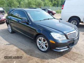 2012 Mercedes-Benz C 300 Sport z VIN WDDGF8BB4CA627685, wystawiony jako IAAI lot #42871750 z przebiegiem 128 580 mil mil oraz . Historia ofert i sprzedaży dostępna na DreamBid. Obrazek 1.