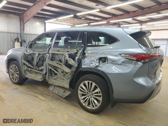 2022 Toyota Highlander Platinum with VIN 5TDFZRBH5NS255058, listed as a Copart auction lot 49701335 with 22,770 mi miles and Salvage Title. Bid and sale history available at carsss.com. Image 2.