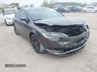 2015 Chrysler 200 S z VIN 1C3CCCBB0FN620075, wystawiony jako IAAI lot #42144560 z przebiegiem 100 372 mil mil oraz . Historia ofert i sprzedaży dostępna na DreamBid. Obrazek 1.