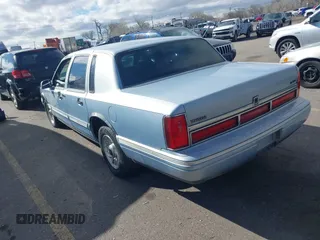 1997 Lincoln Town Car Executive z VIN 1LNLM81W4VY750458, wystawiony jako IAAI lot #41656839 z przebiegiem 150 569 mil mil oraz . Historia ofert i sprzedaży dostępna na DreamBid. Obrazek 3.