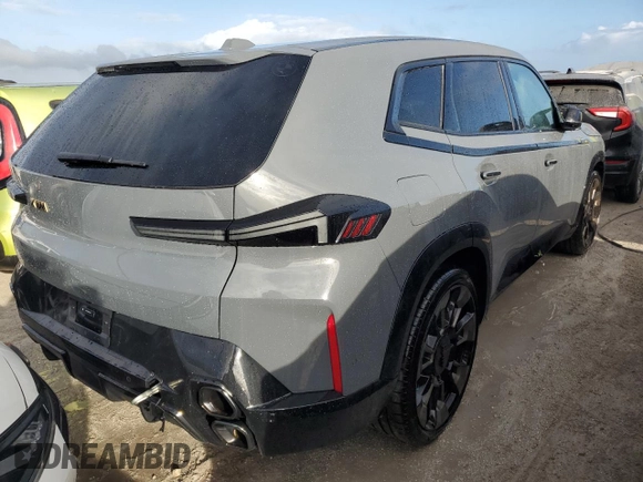 2024 BMW XM z VIN 5YM23CS06R9U92810, wystawiony jako Copart lot #75401504 z przebiegiem 6181 mil mil oraz Nie do naprawy. Historia ofert i sprzedaży dostępna na DreamBid. Obrazek 3.