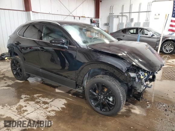 2024 Mazda CX-30 Premium z VIN 3MVDMBDY4RM689826, wystawiony jako Copart lot #43533135 z przebiegiem 10 372 mil mil oraz Szkody całkowita. Historia ofert i sprzedaży dostępna na DreamBid. Obrazek 4.