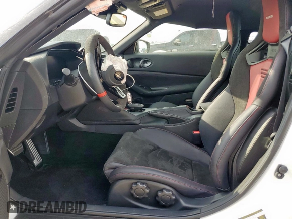 2024 Nissan Z Nismo с VIN JN1BZ4CH9RM360562, выставлен на аукционе Copart как лот 59863775 с пробегом 8 868 миль миль и Списание • Salvage title. История ставок и продаж доступна на DreamBid. Изображение 7.