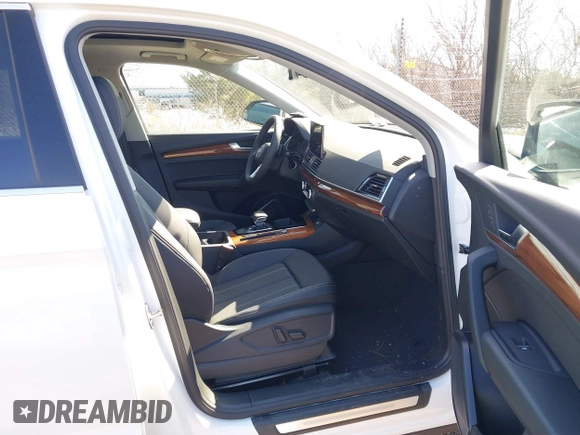 2024 Audi Q5 Premium z VIN WA1ABAFY2R2142122, wystawiony jako IAAI lot #41848621 z przebiegiem 4 334 mil mil oraz . Historia ofert i sprzedaży dostępna na DreamBid. Obrazek 5.