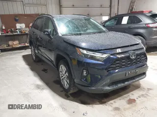 2023 Toyota RAV4 XLE Premium z VIN 2T3A1RFV1PW392386, wystawiony jako IAAI lot #42003783 z przebiegiem 17 562 mil mil oraz . Historia ofert i sprzedaży dostępna na DreamBid. Obrazek 1.