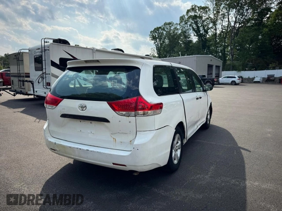 2014 Toyota Sienna L z VIN 5TDZK3DC0ES439470, wystawiony jako Copart lot #61039755 z przebiegiem Nie podano mil oraz Czysty tytuł • Clean title. Historia ofert i sprzedaży dostępna na DreamBid. Obrazek 3.