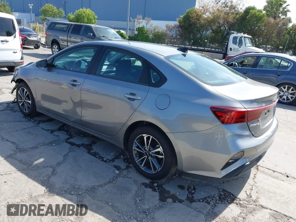 2024 Kia Forte LXS z VIN 3KPF24AD5RE759745, wystawiony jako IAAI lot #42101425 z przebiegiem 13 165 mil mil oraz . Historia ofert i sprzedaży dostępna na DreamBid. Obrazek 3.