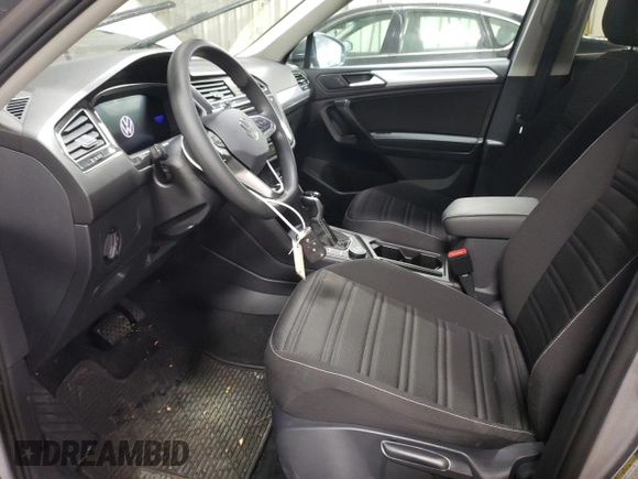 2023 Volkswagen Tiguan S z VIN 3VVFB7AX2PM100814, wystawiony jako Copart lot #79216424 z przebiegiem 4 748 mil mil oraz Szkoda całkowita • Salvage title. Historia ofert i sprzedaży dostępna na DreamBid. Obrazek 7.