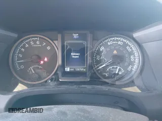 2017 Toyota Tacoma SR5 z VIN 3TMCZ5AN0HM110825, wystawiony jako IAAI lot #42297408 z przebiegiem 126 769 mil mil oraz . Historia ofert i sprzedaży dostępna na DreamBid. Obrazek 7.