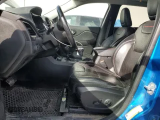 2019 Jeep Cherokee Trailhawk z VIN 1C4PJMBX5KD122328, wystawiony jako Copart lot #54066865 z przebiegiem 59 924 mil mil oraz Szkoda całkowita • Salvage title. Historia ofert i sprzedaży dostępna na DreamBid. Obrazek 7.