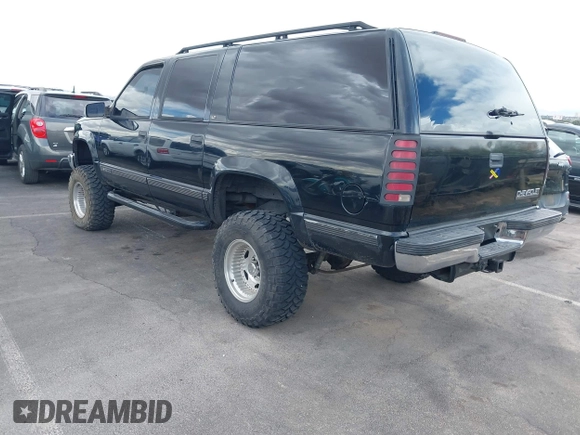 1999 Chevrolet Suburban z VIN 3GNFK16R6XG252736, wystawiony jako IAAI lot #41897003 z przebiegiem 140 081 mil mil oraz . Historia ofert i sprzedaży dostępna na DreamBid. Obrazek 3.