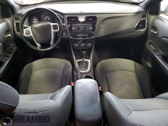 2011 Chrysler 200 Touring z VIN 1C3BC1FB0BN614507, wystawiony jako Copart lot #58739285 z przebiegiem 233 806 mil mil oraz Nie do naprawy • Non repairable. Historia ofert i sprzedaży dostępna na DreamBid. Obrazek 8.
