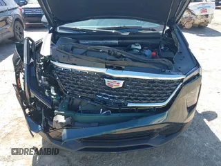 2025 Cadillac XT4 FWD Premium Luxury z VIN 1GYFZCR47SF146106, wystawiony jako IAAI lot #42324320 z przebiegiem 4 601 mil mil oraz . Historia ofert i sprzedaży dostępna na DreamBid. Obrazek 6.