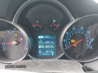 2014 Chevrolet Cruze LS z VIN 1G1PA5SHXE7351632, wystawiony jako IAAI lot #41795779 z przebiegiem 144 948 mil mil oraz . Historia ofert i sprzedaży dostępna na DreamBid. Obrazek 7.