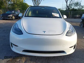 2024 Tesla Model Y Long Range z VIN 7SAYGDEE9RA291266, wystawiony jako IAAI lot #41956682 z przebiegiem 17 066 mil mil oraz . Historia ofert i sprzedaży dostępna na DreamBid. Obrazek 12.