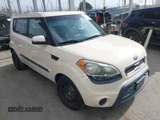 2013 Kia Soul + z VIN KNDJT2A66D7528276, wystawiony jako IAAI lot #42243957 z przebiegiem 130 028 mil mil oraz . Historia ofert i sprzedaży dostępna na DreamBid. Obrazek 1.
