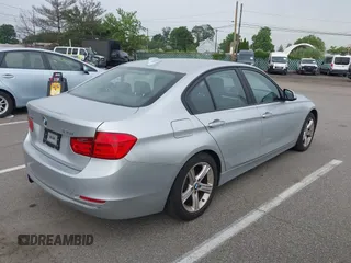 2013 BMW 3 Series 328i xDrive z VIN WBA3B5C56DF596873, wystawiony jako IAAI lot #42504933 z przebiegiem 113 918 mil mil oraz . Historia ofert i sprzedaży dostępna na DreamBid. Obrazek 4.
