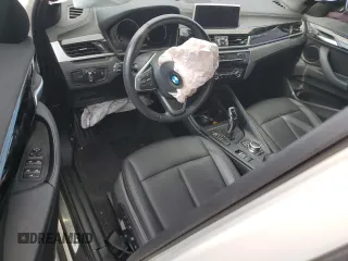 2021 BMW X1 sDrive28i z VIN WBXJG7C01M5T72642, wystawiony jako Copart lot #49304325 z przebiegiem 39 124 mil mil oraz Szkoda całkowita • Salvage title. Historia ofert i sprzedaży dostępna na DreamBid. Obrazek 8.