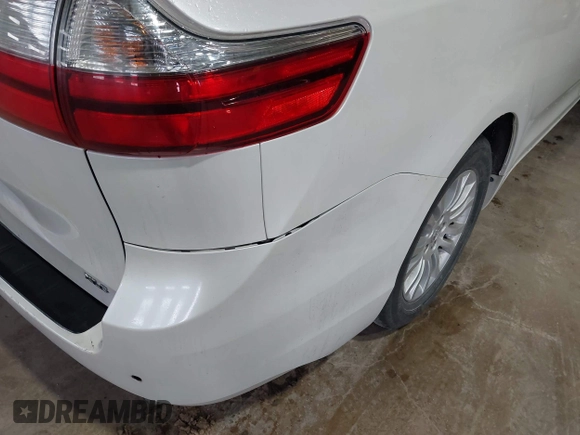 2015 Toyota Sienna XLE with VIN 5TDYK3DC8FS598525, listed as a IAAI auction lot 41918825 with 128,557 mi miles. Bid and sale history available at carsss.com. Image 6.