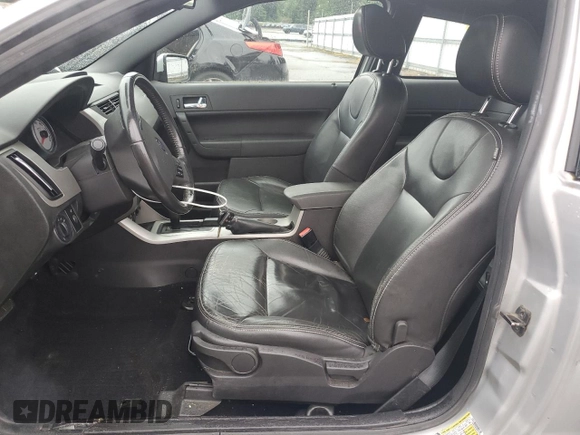 2008 Ford Focus SE z VIN 1FAHP33NX8W147139, wystawiony jako Copart lot #57520415 z przebiegiem 151 852 mil mil oraz Szkoda całkowita • Salvage title. Historia ofert i sprzedaży dostępna na DreamBid. Obrazek 7.