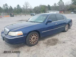 2007 Lincoln Town Car Signature z VIN 1LNHM81V27Y602776, wystawiony jako IAAI lot #41754559 z przebiegiem 135 521 mil mil oraz . Historia ofert i sprzedaży dostępna na DreamBid. Obrazek 2.