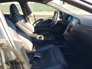 2018 Tesla Model S 75D z VIN 5YJSA1E23JF246601, wystawiony jako IAAI lot #40774603 z przebiegiem 55 697 mil mil oraz . Historia ofert i sprzedaży dostępna na DreamBid. Obrazek 5.