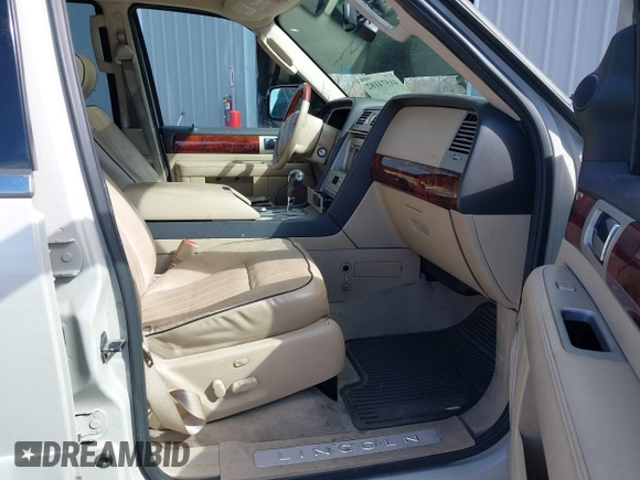 2006 Lincoln Navigator Luxury with VIN 5LMFU28556LJ15137, listed as a IAAI auction lot 41574182 with 1 mi miles. Bid and sale history available at carsss.com. Image 5.