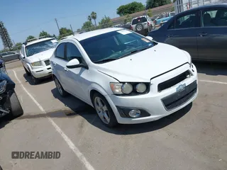 2015 Chevrolet Sonic LTZ z VIN 1G1JE5SB0F4191236, wystawiony jako IAAI lot #42406654 z przebiegiem 125 036 mil mil oraz . Historia ofert i sprzedaży dostępna na DreamBid. Obrazek 1.